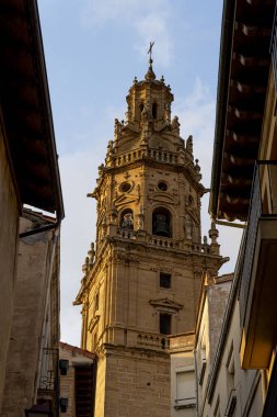 Haro, La Rioja 'daki Barok kilise kulesinin dikey görüntüsü