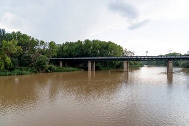 La Rioja 'daki Ebro Nehri Demir Köprüsü - Yeşillik ve Bulutlu Gökler