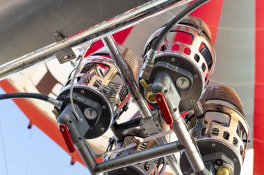 Sıcak Hava Balonu Yakıcılarının Yakın Çekimi Uçuşta