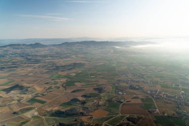 Sıcak hava balonundan La Rioja 'nın üzüm bağlarının hava görüntülerini deneyin.