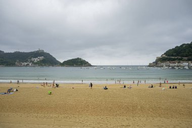 San Sebastian Plajı Tekneleri ve Bulutlu Gökyüzü