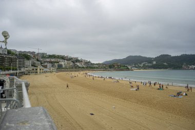 Bulutlu Gökyüzü ve Şehir manzaralı San Sebastian Plajı