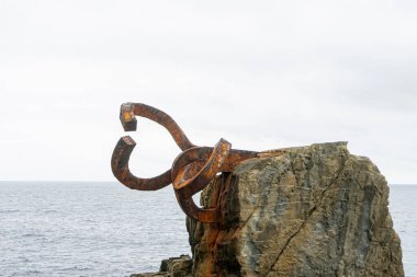 İspanya, San Sebastian sahilindeki heykeller.