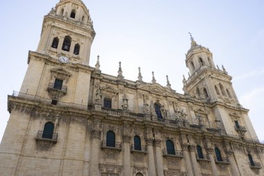 Jaen, Endülüs 'teki Santa Iglesia Katedrali ve Museo Katedralicio, karmaşık mimari ayrıntılar ve tarihi unsurlar içeriyor..