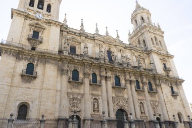 Ziyaretçiler, İspanya 'nın Endülüs, Jaen kentindeki Santa Iglesia Katedrali ve Museo Katedralicio' nun karmaşık cephesine hayran. Görkemli taş işçiliği ve kuleleri bölgenin zengin tarihini yansıtıyor..