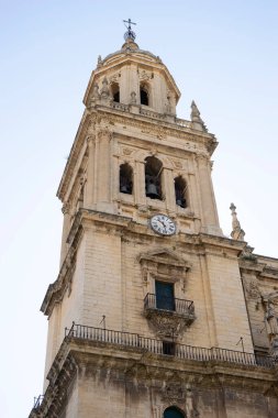 Santa Iglesia Katedrali 'nin yüksek çan kulesi gökyüzüne karşı çarpıcı bir mimari sergiliyor. Ziyaretçiler Jaen, Endülüs 'teki karmaşık ayrıntılara ve tarihsel öneme hayranlar.