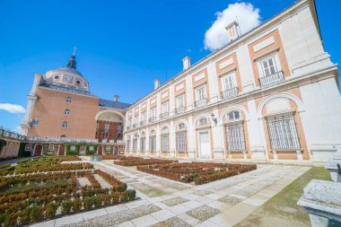 Aranjuez Kraliyet Sarayı zarif görünüşü ve etkileyici tasarlanmış bahçeleriyle görkemli bir şekilde ayakta duruyor. Bu tarihi yer İspanya Kralı 'na bir konut olarak hizmet veriyor ve ziyaretçileri ağırlıyor..