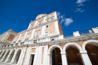 İspanya 'nın Aranjuez kentinin çarpıcı mimarisini araştırıyoruz. Burada tarihi binalar parlak mavi gökyüzüne karşı görkemli bir şekilde yükseliyor. Karmaşık detaylar ve büyük kemerler sergiliyor..