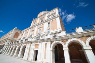 Ziyaretçiler İspanya 'nın Aranjuez kentindeki Kraliyet Sarayı' nın etkileyici mimarisine hayran kaldılar. Zarif yapı, canlı bir gökyüzüne karşı karmaşık detaylar ve tarihsel önemi sergiliyor..