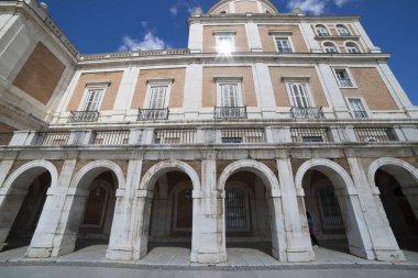 Ziyaretçiler, İspanya 'nın Aranjuez kentindeki Kraliyet Sarayı' nın çarpıcı mimarisinin keyfini çıkarıyorlar. Etrafı bahçelerle çevrili ve güneşli bir günde davetkar bir atmosfer..