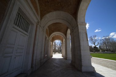 Bu konumda fevkalade bir yürüyüş yolu oluşturan çarpıcı kemer yolları var. Ziyaretçiler, açık mavi gökyüzünün altında tarihi mimari ile çevrili iken bahçelerin huzurunun tadını çıkarabilirler..