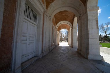 İspanya, Aranjuez 'in zarif kemerlerinde dolaş. Güzel bir günde, güzel mavi gökyüzünün altında tarihi mimarinin huzur bahçeleriyle buluştuğu yerde..