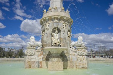 Aranjuez 'deki Mariblanca Çeşmesi heybetli heykeller ve parlak mavi gökyüzünün altında akan suyla görkemli bir şekilde ayakta duruyor. Bu simgesel simge tarihi mimarinin güzelliğini gözler önüne seriyor..