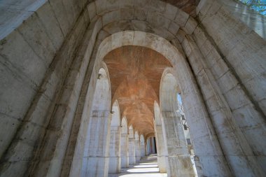 Ziyaretçiler, 18. yüzyıl mimarisini temsil eden eski kemerlerle çevrili Aranjuez 'in zarif geçidinde yürürler ve şu anda müze olarak hizmet veren tarihi kraliyet sarayına doğru yol alırlar..