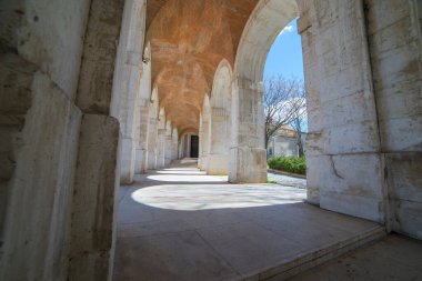 Taş kemerler Palacio de Aranjuez yakınlarında çarpıcı bir koridor oluşturuyor. 18. yüzyıldan kalma bir kraliyet evi. Bu mimari mücevher şu anda resim çerçevesinde bir müze..