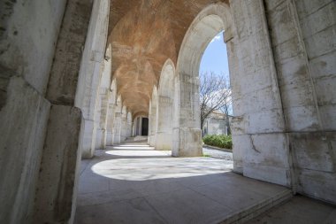 Ziyaretçiler, UNESCO 'nun Dünya Mirası sahasındaki Aranjuez Sarayı' nın zarif kavislerini geziyorlar. Bu mimari mucizede İspanya 'nın kraliyet mirası ve 18. yüzyıl tasarımı sergileniyor..