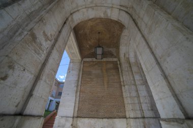 Ziyaretçiler, 18. yüzyıl kraliyet konutu ve İspanya 'nın tarihini gözler önüne seren olağanüstü bir müze olan Aranjuez sarayının karmaşık mimari ayrıntılarına hayran kalabilirler..