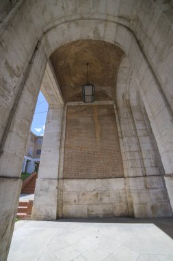 Ziyaretçiler, İspanya 'nın Aranjuez kentindeki muhteşem eski geçit kemerlerine hayran kalarak, kraliyet sarayına giden etkileyici mimari tasarımı sergileyebilirler..