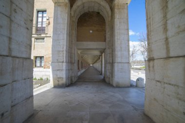 Bu tarihi pasajda ziyaretçilere 18. yüzyıldan kalma bir kraliyet evi ve müze olan görkemli Aranjuez Sarayı 'na kadar rehberlik eden zarif eski kemerler yer alıyor..