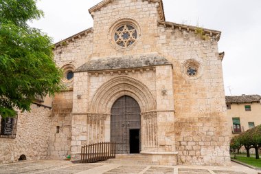Brihuega 'daki Iglesia de San Miguel' i keşfedin. Büyüleyici taş cephesi ve karmaşık ayrıntılarıyla bilinen tarihi bir kilise. Castilla-La Mancha 'nın zengin tarihinin güzelliğini tecrübe et..