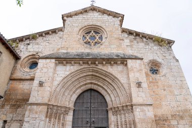Iglesia de San Miguel, Brihuega 'da gururla duruyor, göz kamaştırıcı Roma mimarisini sergiliyor..