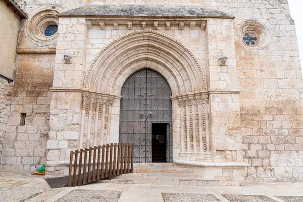 Iglesia de San Miguel, Brihuega, Guadalajara 'da duruyor. Dikkate değer taş çalışmaları ve detaylı bir giriş sergiliyor. Yapı, bölgenin zengin tarihi ve kültürel önemini vurguluyor.
