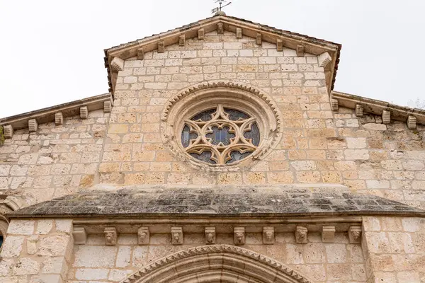 Karmaşık taş işçiliği ve çarpıcı bir gül penceresinin yer aldığı Iglesia de San Miguel, Guadalajara, Castilla-La Mancha, İspanya 'daki Brihuega' nın zengin tarihinin bir kanıtı olarak duruyor..