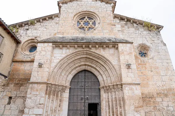 Iglesia de San Miguel, İspanya, Guadalajara, Brihuega 'da gururla duruyor. Çarpıcı taş cephesinde karmaşık oymalar ve renkli vitraylar var. Bu da tarihin zengin bir önemini yansıtıyor..