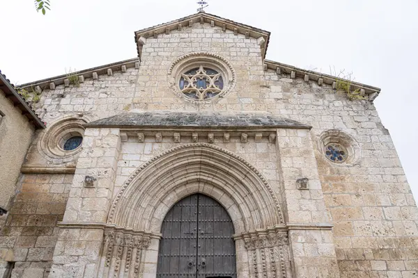 Iglesia de San Miguel, Brihuega 'da gururla duruyor, göz kamaştırıcı Roma mimarisini sergiliyor..