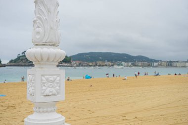 Dekoratif Sütunlu San Sebastian Sahili Sahil Manzarası