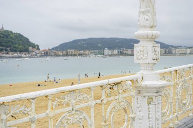 Süslü Korkuluklu San Sebastian Sahili Manzarası