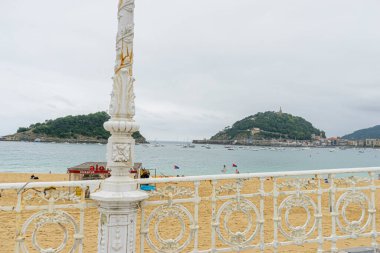 San Sebastian Plaj Manzarası Süslü Parmaklıklarıyla