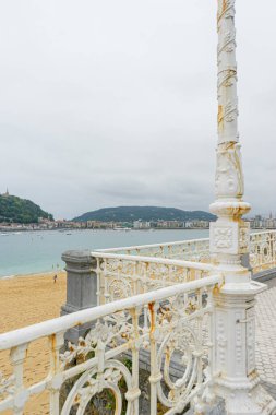 Dekoratif demiryolu ile San Sebastian Sahili Manzarası