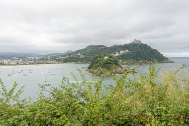 Urgull Dağı 'ndan La Concha plajlı San Sebastian şehri manzarası. İspanya 'da yaz tatili