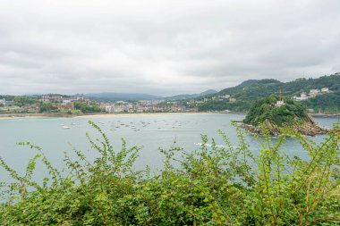 Tatil, San Sebastian şehri manzarası, La Concha plajı, Urgull dağından. İspanya 'da yaz tatili