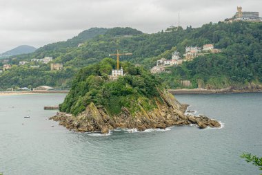 Deniz Burnu, San Sebastian şehri manzarası, La Concha plajı, Urgull dağından. İspanya 'da yaz tatili