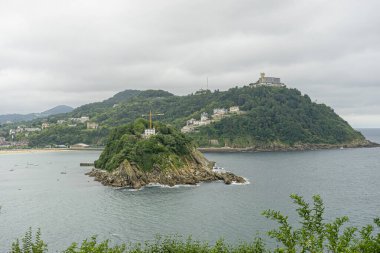 Urgull Dağı 'ndan La Concha plajlı San Sebastian şehri manzarası. İspanya 'da yaz tatili