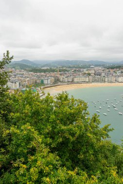 Urgull Dağı 'ndan La Concha plajlı San Sebastian şehri manzarası. İspanya 'da yaz tatili