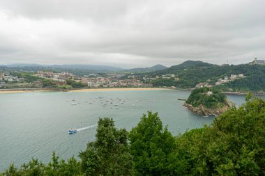 Urgull Dağı 'ndan La Concha plajlı San Sebastian şehri manzarası. İspanya 'da yaz tatili