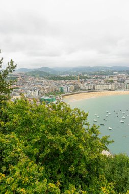 Urgull Dağı 'ndan La Concha plajlı San Sebastian şehri manzarası. İspanya 'da yaz tatili