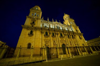 Jaen Katedrali geceleri görkemli durur. Karanlık gökyüzüne karşı aydınlatılmış karmaşık detayları..