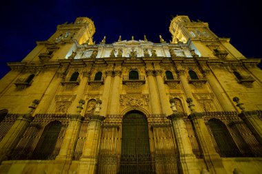 Katedral de Jaen geceleri ihtişamlı bir şekilde ayakta duruyor, karmaşık mimari ayrıntıları ortaya çıkaran sıcak ışıklandırmayla vurgulanıyor. Tarihi mekan İspanya 'nın Endülüs kentinde önemli bir dönüm noktasıdır..