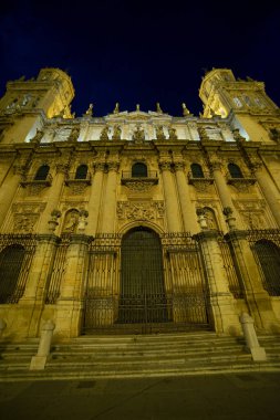 Jaen Katedrali geceleri görkemli bir şekilde duruyor, güzelliği aydınlanıyor. Tarihi mimaride ayrıntılı heykeller ve yüksek kuleler yer alıyor ve Endülüs ziyaretçileri cezbediyor..