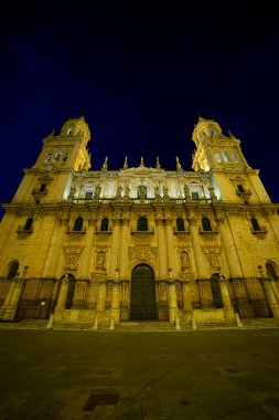 Jaen Katedrali bir gece gökyüzünün altında görkemli bir şekilde duruyor. Karmaşık cephesi ve aydınlık kuleleri. Tarihi yapı ayrıntılı oymaları ve etkileyici ölçekleriyle ziyaretçileri cezbediyor..