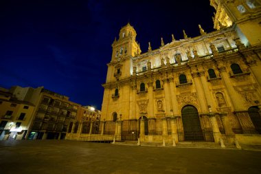 Görkemli Katedral de Jaen alacakaranlık gökyüzüne karşı karmaşık mimarisini sergiliyor. Ilık ışıklar ayrıntılı oymaları vurgular, akşamları çarpıcı bir görüntü yaratır..