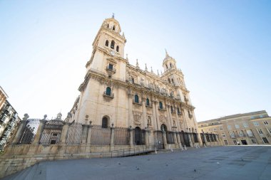 Santa Iglesia Katedrali, Endülüs 'ün Jaen şehrinde, açık mavi gökyüzüne karşı detaylı taş işçiliği ve yüksek kuleleriyle, ziyaretçileri zengin tarihi ve güzelliğini keşfetmeye davet ediyor..
