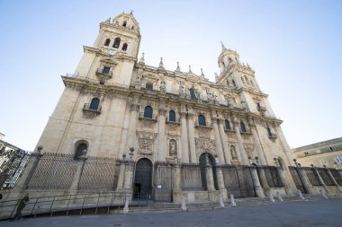 Kaşifler, aydınlık bir günde Jaen, Andalucia 'daki Santa Iglesia Katedrali' nin karmaşık detaylarını takdir ediyor. Bu tarihi bölgenin süslü görünüşünü ve sembolik kulelerini sergiliyorlar..