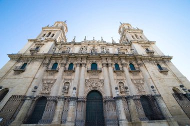 Endülüs, Jaen 'deki görkemli Santa Iglesia Katedrali ve Museo Catedralicio' yu keşfedin. Bu mimari harikalar açık mavi gökyüzü altında karmaşık heykeller ve zengin tarihi sergiler..