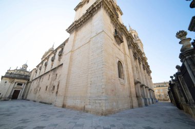 Ziyaretçiler, açık mavi gökyüzünün altındaki Jaen, Endülüs 'te bulunan muhteşem bir mimari başyapıt olan Santa Iglesia Katedrali' nin etkileyici görünüşüne hayran kaldılar..
