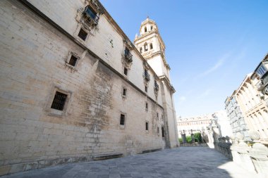 Jaen, Endülüs 'teki Santa Iglesia Katedrali' ni ziyaret edin. Burada çarpıcı mimari ve zengin tarih bir araya gelir. Dış gösteriler karmaşık taş işçiliği ve önemli bir çan kulesi içeriyor..